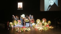 Lidé se rozloučili s Mariánem Labudou (†73). Přišel i věrný Otík