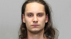 Čech v Německu pobodal muže. Na útěku může znovu útočit!