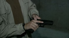 Mladík si chtěl v tramvaji koupit marihuanu, mával u toho zbraní