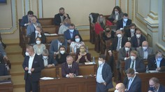 Poslanci pět týdnů volna nevyřešili. Firmy by teď musely propouštět, varuje expert
