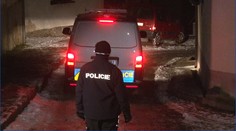 Muže ležícího na ulici zabilo auto, řidič ho nechtě odtáhl domů do dvora