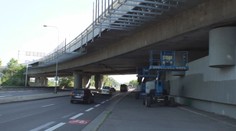 Pod Barrandovským mostem zůstal jen jeden pruh. Začala demolice rampy