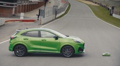 Sportovní SUV změřilo síly s autíčkem na vysílačku Výsledek byl velmi těsný
