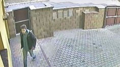 Mladík krade bezpečnostní kamery, nevadí mu, že ho natáčejí