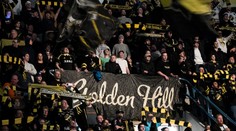 VIDEO: Fotbaloví fanoušci fandili na protest v nákupním centru