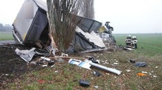 Tragická nehoda: Kamion se převrátil na auto! Řidič zemřel