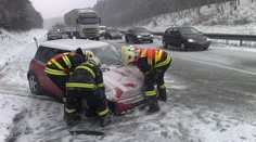 Sníh na silnicích: Krize na Plzeňsku, hromadné nehody, jeden mrtvý