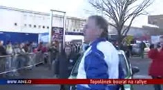 VIDEO: Topolánek boural v autě při rallye