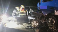 Mladík vyjel ze silnice a narazil do stojícího kamionu. Na místě zemřel