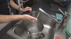 Tisíce Pražanů zůstávají bez teplé vody. Oprava horkovodu se znovu protáhla