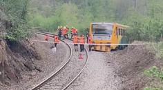 Vlak za Prahou měl ujet strojvedoucímu, vykolejil v zatáčce