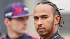 Jako bezdomovec. Hamilton překvapil fanoušky. Čistil si hlavu nezvyklou cestou