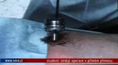 VIDEO: Studenti sledují operace v přímém přenosu
