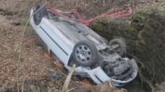 Samozvaný "král silnic" policistům ujížděl 20 kilometrů. Skončil na střeše v potoce