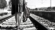 Totožnost ženy, kterou zabil vlak, odhalena! Její věci poznal přítel