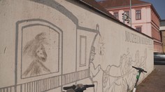 Vandal pomaloval fasádu Muzea koněspřežky. Zdála se mu nedokončená