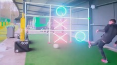 Borec na konec: Brit chytře zkombinoval fotbal s piškvorkami