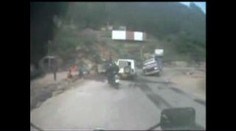 VIDEO: Motorkář přežil vlastní smrt po srážce s náklaďákem. Natočil to