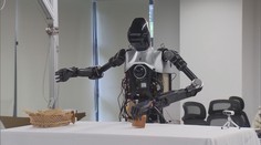 Skoro jako lidé. Roboti v Číně umí uklidit pokoj a připravit snídani