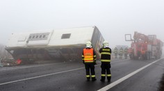 Pět dětí je po převrácení autobusu na Lounsku stále v nemocnici