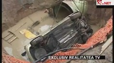ŘIDIČ SE ZŘÍTIL do čtyřmetrové jámy! Tři ZRANĚNÍ!