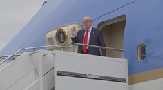 Trump přijel na návštěvu Skotska. Vítaly ho protesty, on zamířil na golf