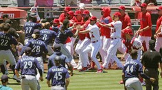 Místo míčku létaly pěsti: Baseballový zápas se změnil v hromadnou bitku