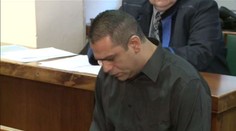Nebezpečný pachatel: Ubodal svou přítelkyni, před policií uniká