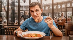 Ceny potravin klesají, restaurace zdražují. Češi si stále musejí odpírat