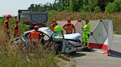 Tragická nehoda u Znojma: Po srážce kamionu s autem zemřeli dva lidé