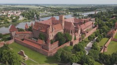 Největší cihlový hrad najdete v Polsku. Malbork sloužil po staletí křižákům