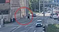 Muži uchránili ženu před znásilněním. Útočník ji osahával a natlačil na dveře