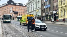 Muž v Plzni skočil před jedoucí auto. Řidičce měl vynadat, že ho nezabila