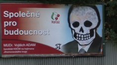 Místo komunisty zírá na billboardu lebka