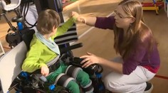 Nemocným dětem pomáhá s chůzí robot, je první v republice