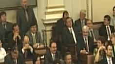 VÍME PROČ poslanec Korte při hlasování o nedůvěře vládě ZPÍVAL!