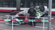 Policejní auto po nehodě skončilo na střeše. Záchranáři ošetřili tři zraněné