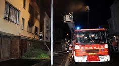 Z hořícího bytu evakuovali sedm lidí. Byly mezi nimi tři děti