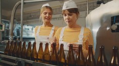 Hvězdně obsazená komedie jde do kin. Film Někdo to rád v Plzni měl premiéru