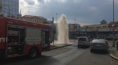 Obří vodotrysk u metra! Dodávka omylem nacouvala do hydrantu