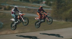 Abraham překvapil. Místo silničních motorek začal trénovat motokros!