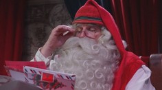 Vesnička v Laponsku má vlastního Santa Clause. Společně se skřítky třídí dopisy
