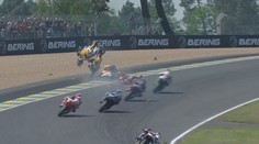 Hrozivé záběry z Moto2. Vzduchem létali motorky i jezdci. Všichni jsou v pořádku