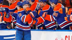 Když to nejde hokejkou, jde to hlavou. Útočník Oilers dal hodně kuriózní gól