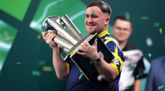 Littler vstoupil mezi legendy. Jako čtvrtý hráč obhájil titul mistra světa