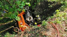 Řidiče na Klatovsku zavalilo vlastní auto! Na pomoc museli povolat jeřáb