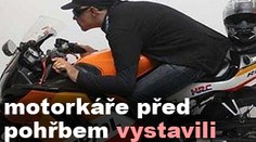 Mrtvola na motorce: motorkáře před pohřbem vystavili na jeho stroji