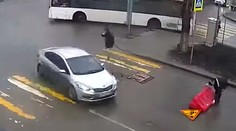 Silničáři se snažili opravit propadlý kanál. Je z toho neuvěřitelná groteska