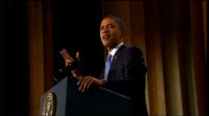 VIDEO: Obama zažil trapas. Při projevu spadl prezidentský znak