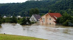 Varování: o víkendu hrozí záplavy! Blesk zapálil chatu